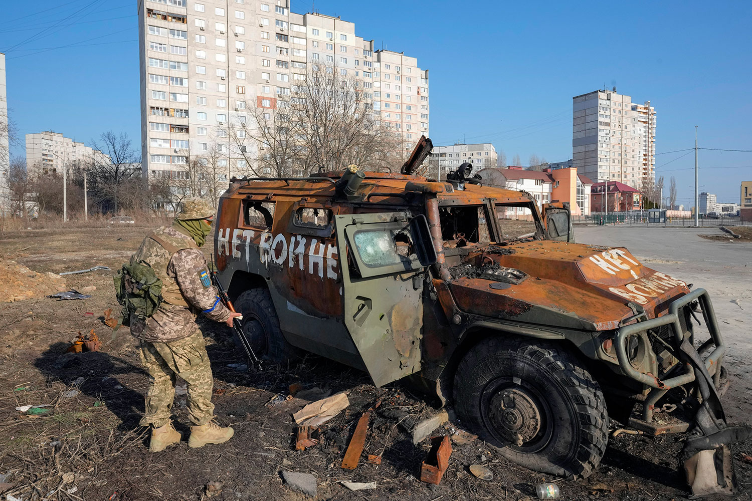 En ukrainsk soldat sjekker et ødelagt russisk pansret kjøretøy i nærheten av Kharkiv. 