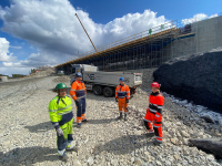 Skanska og Statens vegvesen klarte å skille ut alunskifer fra friskt berg i E16-traseen. Det sparte Gustav Wannberg og de andre lastebilsjåførene i vegprosjektet for 3.300 turer fra Jevnaker til Drammen. Geolog Andreas Harstad og prosjektleder Ole Petter Jensen i Skanska har sammen med byggeleder Gine Løvstad Hegseth i Statens vegvesen har fulgt arbeidet tett.