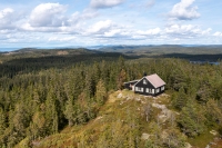 Hytta har en fantastisk beliggenhet oppe på Ringkolltoppen (702 moh.), med utsikt i alle himmelretninger. 