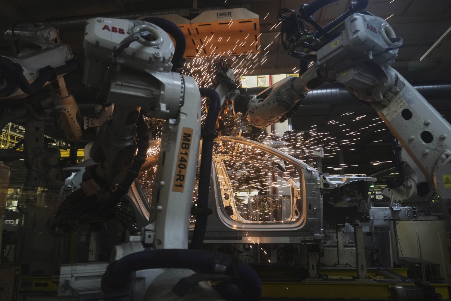 Roboter i gang med bilproduksjon på Zeekr-fabrikken i Ningbo i Kina i april. Over 2 millioner slike roboter er i drift i landet, ifølge nye tall fra en bransjeorganisasjon.