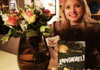 Kathrine Nedrejord med boken sin, en roman for unge om fornorskningspolitikken som fratok samene språk og identitet. – Det virker ofte som om man glemmer at samisk historie også er norsk historie. Det burde angå og opprøre oss alle at våre egne myndigheter har ført en sånn politikk mot sin egen befolkning, sier hun.
