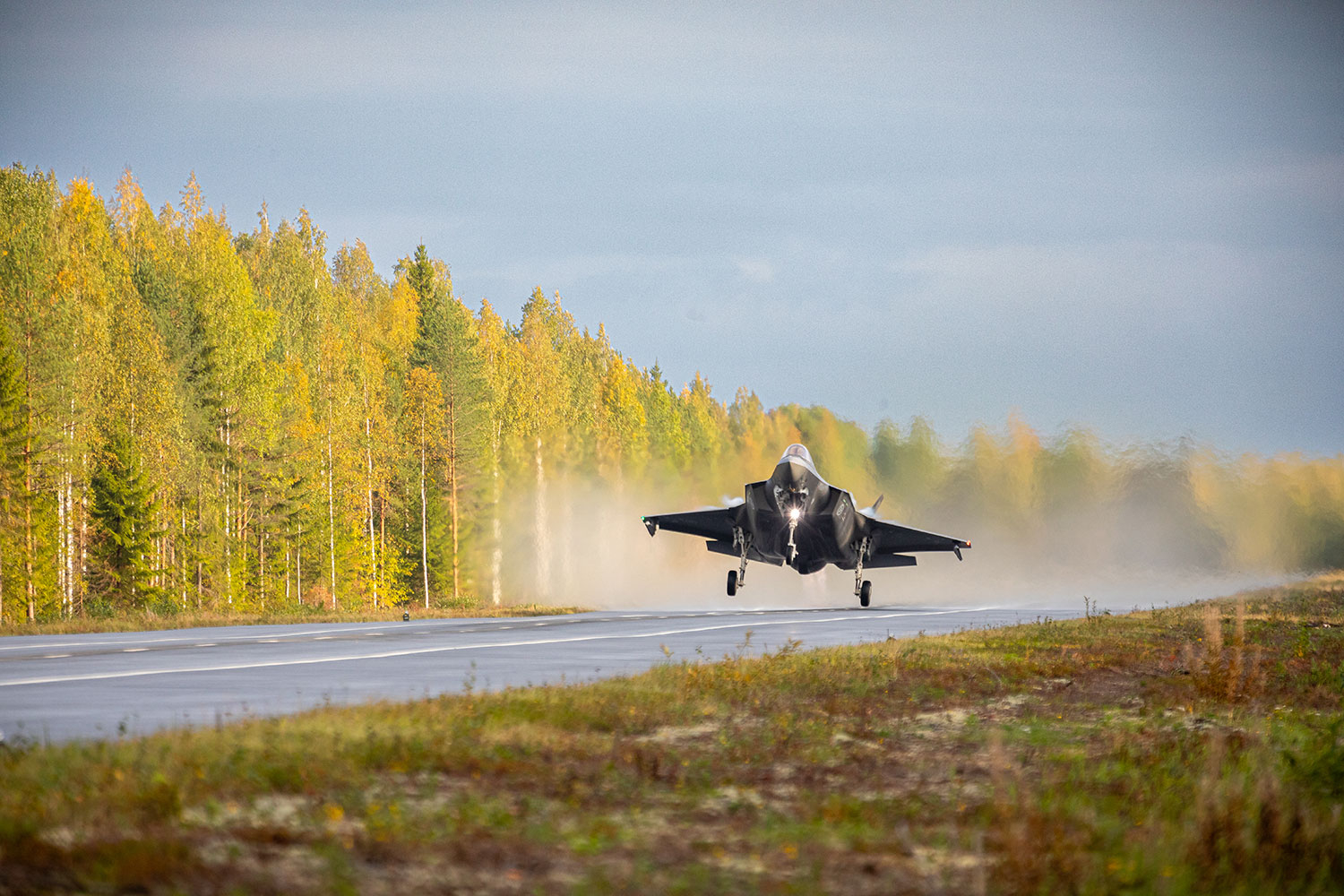 Kort tid etter landing lettet flyene igjen fra motorveien.