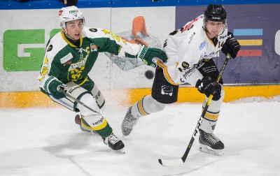 Her er Jesper Hoel i duell med Jørgen Langdalen under søndagens kamp mot Ringerike.