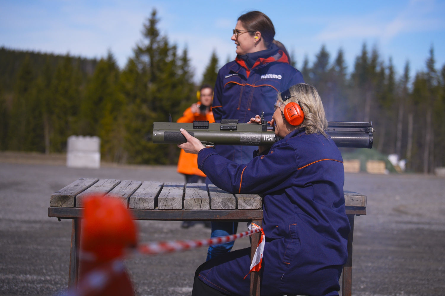 Den norske forsvarsindustrien må styrkes, ble Listhaug enig med Nammos konsernsjef Morten Brandtzæg (midten) om under besøket hos Raufoss-be... Listhaug fikk grundig innføring i produksjon av rakettmotorer og kanoner da hun besøkte Raufoss-bedriften Nammo. Litt tid til å skyte selv b... Frp-leder Sylvi Listhaug sparte ikke på kruttet da hun besøkte Raufoss-bedriften Nammo mandag.
