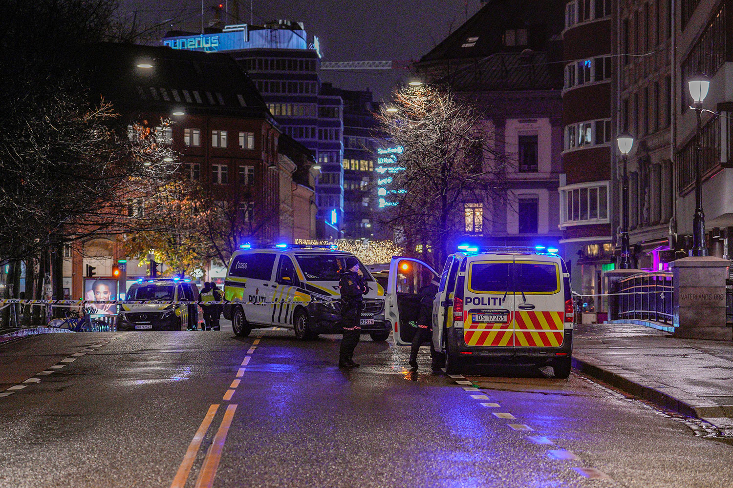 Politipatruljer ved stedet der en ung mann ble skutt og drept på Grønland i Oslo tidlig søndag morgen. 