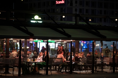 I motsetning til mange andre land har Sverige valgt å holde blant annet barer og restauranter åpne under koronapandemien.