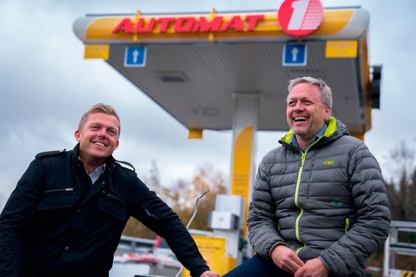 Onsdag blir stasjonen i Hønefoss omprofilert til Automat 1. Daglig leder Kjell Hugo Aasland(t.h.) og leder for stasjonsdrift, Henning Aarsand, begge i Blue Energy AS.