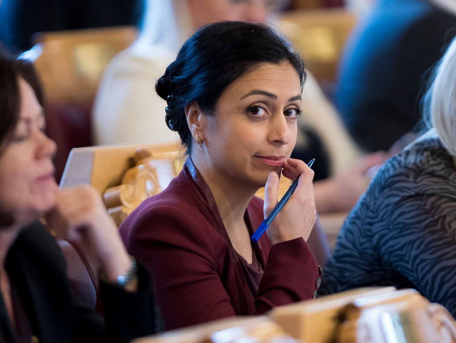 Hadia Tajik foreslår i Arbeiderpartiets alternative budsjett å innføre et tak på momsfritaket for elbiler. 