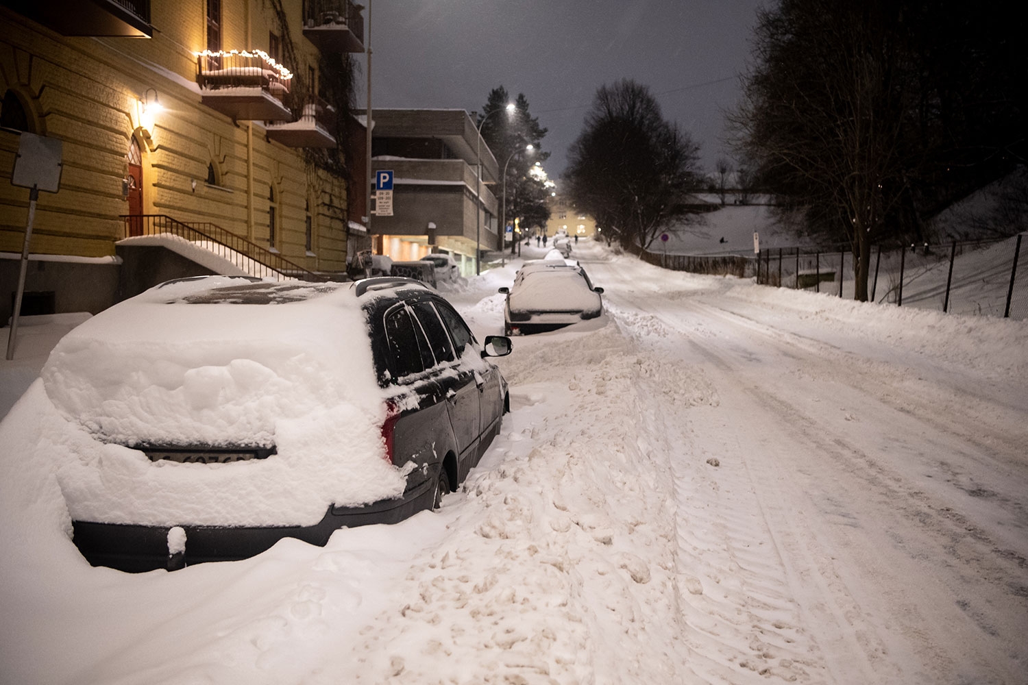 Store snømengder i Oslo skapte utfordringer i trafikken mandag. Her fra Torshov. 