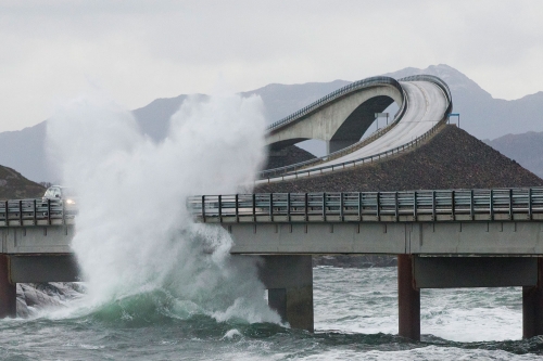 Scener til den nye James Bond-filmen «Bond 25» kan bli spilt inn ved Atlanterhavsveien i Møre og Romsdal. 