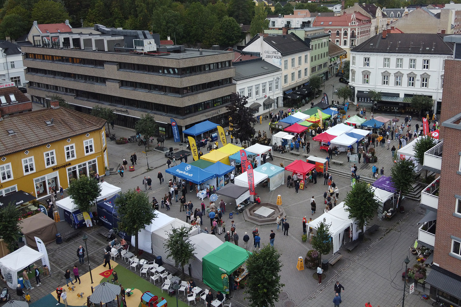 Ikke så folksomt ennå. Dronebilde over Søndre Torg.