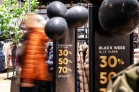 Black friday, black days og black week er godt synlig i butikkenes utstillingsvinduer. Forbrukerekspert og forsker Alexander Schjøll ved Forbruksforskningsinstituttet SIFO i Oslo Met, er enig i at det kan være en utmattelse hos forbrukeren.