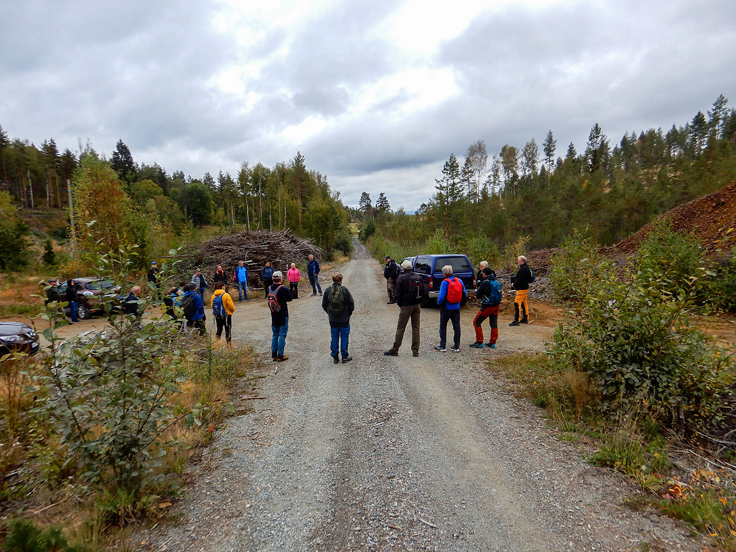 Daglig leder i stiftelsen Ringerikes Nikkelverk, Bjørn Tore Engen, ledet en fire timer lang omvisningsrunde blant gruver og gamle hustufter.