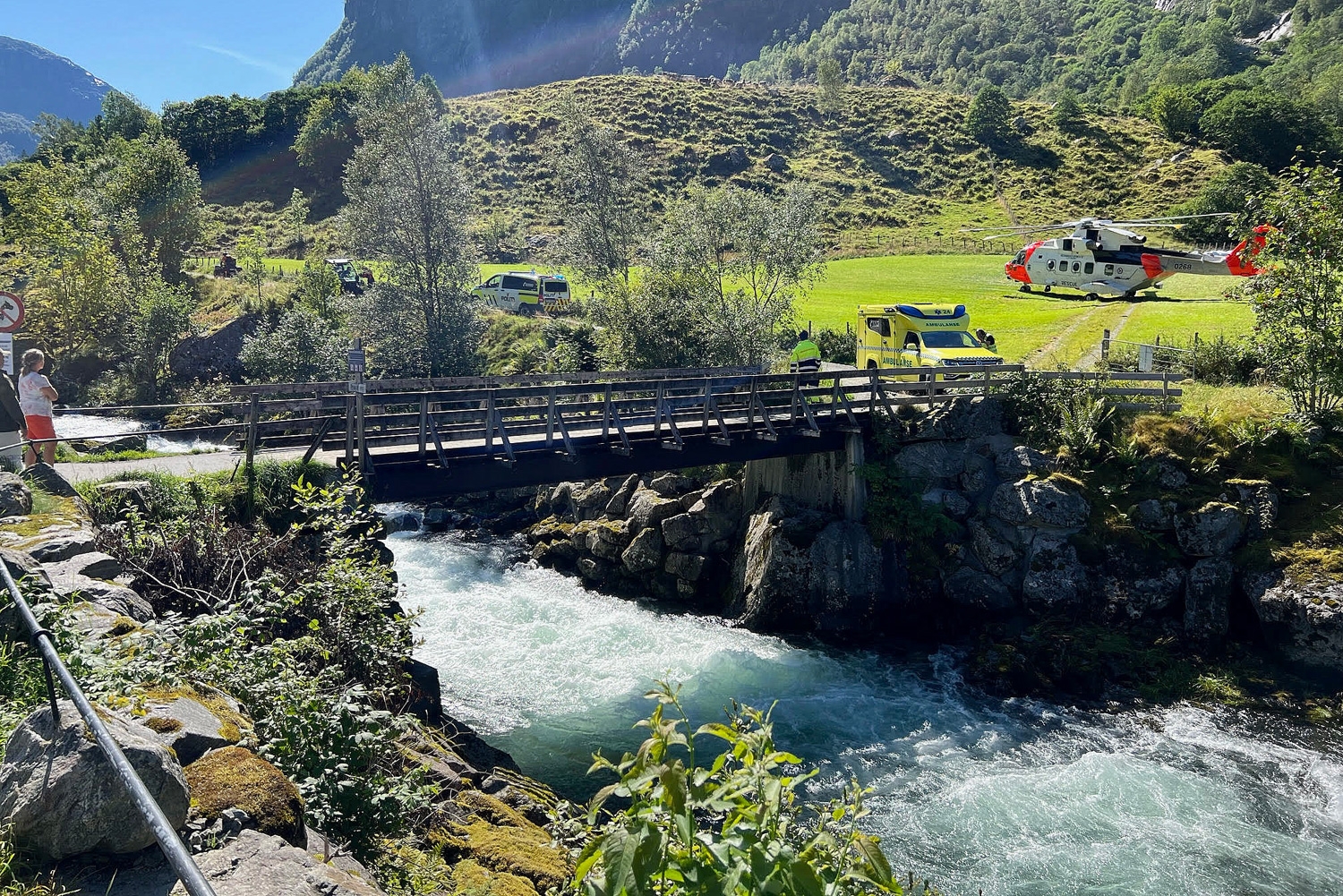 En stor redningsaksjon ble satt i gang etter at en 13-åring havnet i en elv i Kvinnherad mandag. 