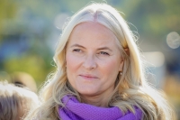 Kronprinsesse Mette-Marit skal ha spurt Jeffrey Epstein om det var «upassende» å foreslå et bilde av nakne kvinner til sin 15 år gamle sønn, skriver Aftenposten.