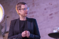 Direktør i Medietilsynet, Mari Velsand, mener det kan bli vanskeligere for redaktørstyrte medier å bygge en direkterelasjon til unge. 