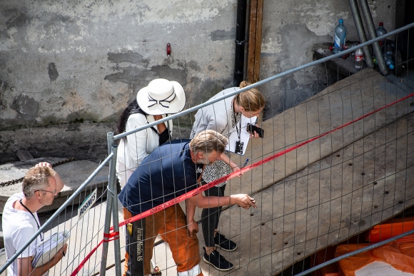 Fra en befaring sommeren 2018. Adm.direktør Fic Braathen med hatt.