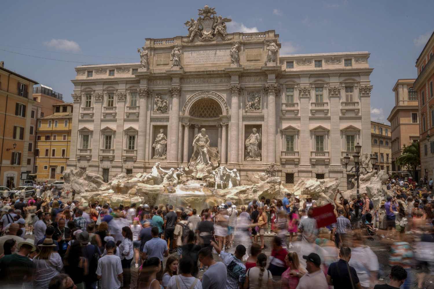 Turister strømmer til Roma og Trevifontenen hver sommer. 10.000 europeiske hoteller søker erstatning fra Booking.com for nettsidens bookingpraksiser. Mange reisende bruker nettstedet til å finne fram til lokale hoteller.