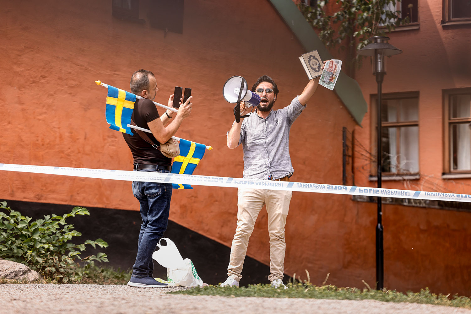 Koranbrenningen i Stockholm for en uke siden ble fordømt fra mange hold. Nå har svensk politi fått inn tre nye søknader om å brenne religiøse tekster. 