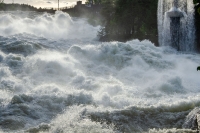 Det er fare for ødeleggende vårflommer i alle landsdeler, ifølge NVE. Her Hønefossen under vårflommen 2013