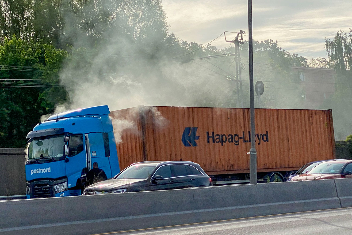 Ingen personer ble skadd da det begynte å brenne i en konteinerlastebil på E18 ved Frognerstranda i Oslo. 