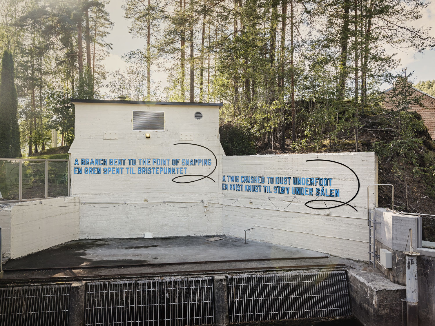 Årets skulptur er av den amerikanske kunstneren Lawrence Weiner. 