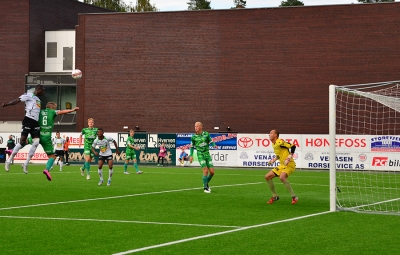 Ibrahima Dramé kom høyere opp enn Petter Martinsen og styrte headingen over Øvretveit til det borterste hjørnet. 1-0.