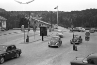 I 1963 måtte nordmenn på harryhandel bytte høyre- til venstresiden av veibanen etter å ha krysset Svinesundsbrua. Fire år senere gjorde svenskene som så mange andre – gjorde helomvending og innførte høyrekjøring. 