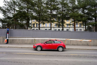 Bilen som kjørte med en flaggstang på taket, ble stoppet av politiet utenfor Grorud skole onsdag. 