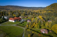 Høiby og Haukland bodde sammen blant annet på Skaugum. Det røde huset til høyre i bildet var tidligere boligen til Høiby, mens kronprinsparet bor i hovedhuset til venstre i bildet.