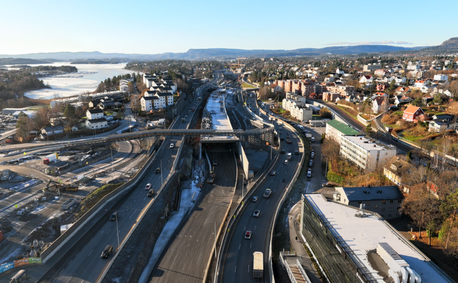 Det vestgående løpet av Stabekklokket er nå ferdig. Nå skal den østgående trafikken legges inn under lokket mens resten bygges.