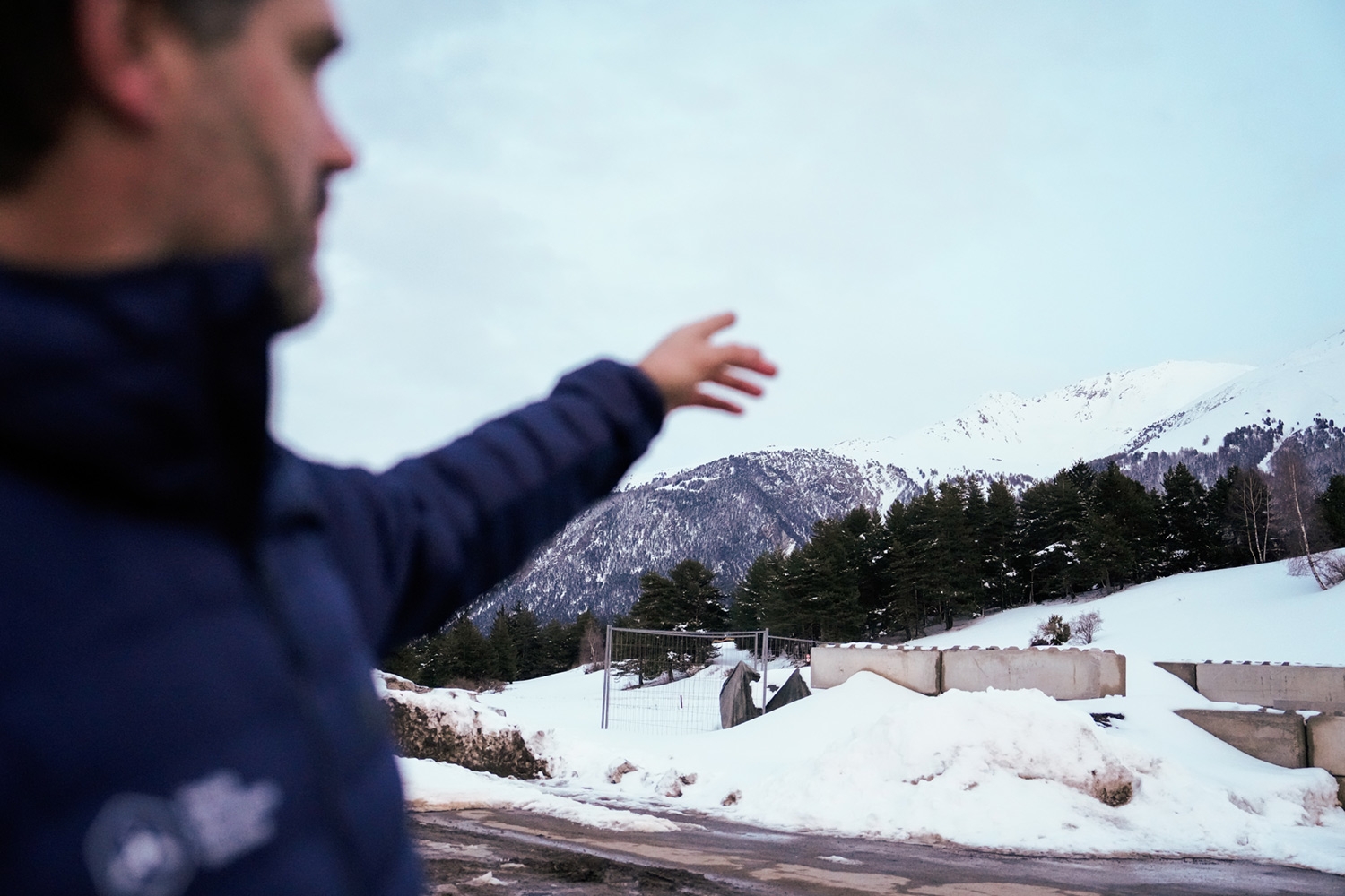 Pressekontakt Laurent Sevenier ved det regionale turistkontoret peker ut området der skredet gikk ved Val-Cenius i Frankrike onsdag ettermiddag. Fire norske skiløpere fra Alta folkehøgskole omkom i et snøskred på vestsiden av fjellet Signal du Petit Mont Cenis. 