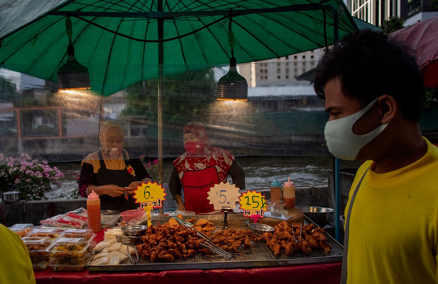 Thailandske myndigheter vil fra neste uke av lempe på mange koronarestriksjoner. Her fra et marked i Bangkok.