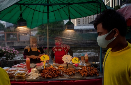 Thailandske myndigheter vil fra neste uke av lempe på mange koronarestriksjoner. Her fra et marked i Bangkok.