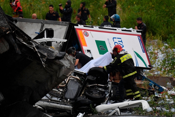 Minst elleve mennesker omkom da deler av denne motorveibroen kollapset i Genova i Italia. Redningsmannskaper leter etter overlevende blant steinmasser og knuste biler etter brokollapsen ved Genova. 