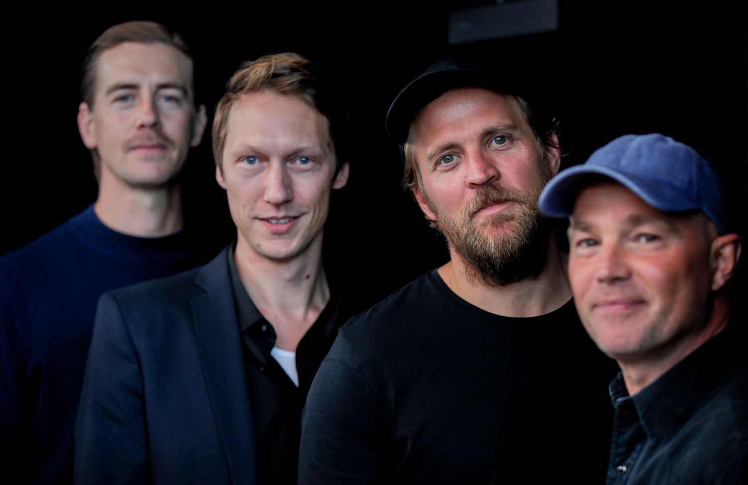 Skuespillerne Pål Sverre Hagen (William), Simon J. Berger (Adam), Tobias Santelmann (Henrik) og Jon Øigarden (Jeppe). Er alle med i dramaserien Exit. 