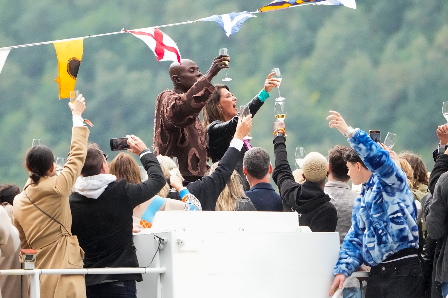 Prinsesse Märtha Louise og Durek Verrett skålte for kjærligheten på vei inn til Geiranger fredag. I alt 350 gjester deltar på parets bryllupsfest, som pågår i totalt fire dager. 