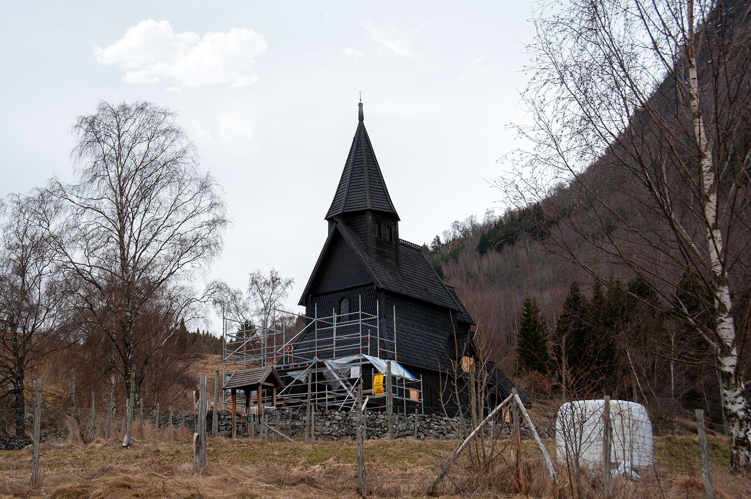 Urnes stavkirke under restaurering i 2011. Kirken er datert til rundt 1140.