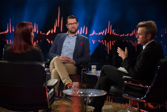 Jimmie Åkesson og samboer og partikollega Louise Erixon hos Fredrik Skavlan. 