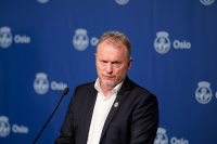 Byrådsleder i Oslo, Raymond Johansen (Ap) presenterer nye og strengere koronatiltak på en pressekonferanse i Oslo rådhus søndag ettermiddag. 