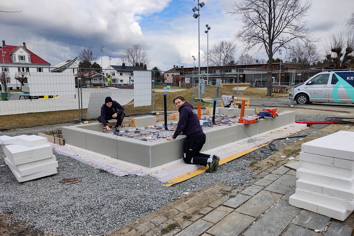 Gutta fra Krøderen Elektro legger opp gulvvarme.