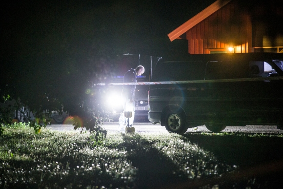 Politiet er på stedet etter at to kvinner ble stukket med kniv på en privatadresse ved Bergan på Nøtterøy tirsdag kveld. 