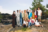 KLARE FOR «FARMEN KJENDIS»: Bak f.v.: William Heimdal, Simon «Rambow» Tedros Negash, Isabel Skolmen, Agnete «Agnetesh» Husebye, programleder Dorthe Skappel, Tarjei Svalastog, Susann Goksør Bjerkrheim, Sarita Sehjpal, Brynjar Meling og Jan Henrik Gladkokken Syversen. Foran f.v.: Caroline Nitter, Victor Sotberg og Johanne Massey. 