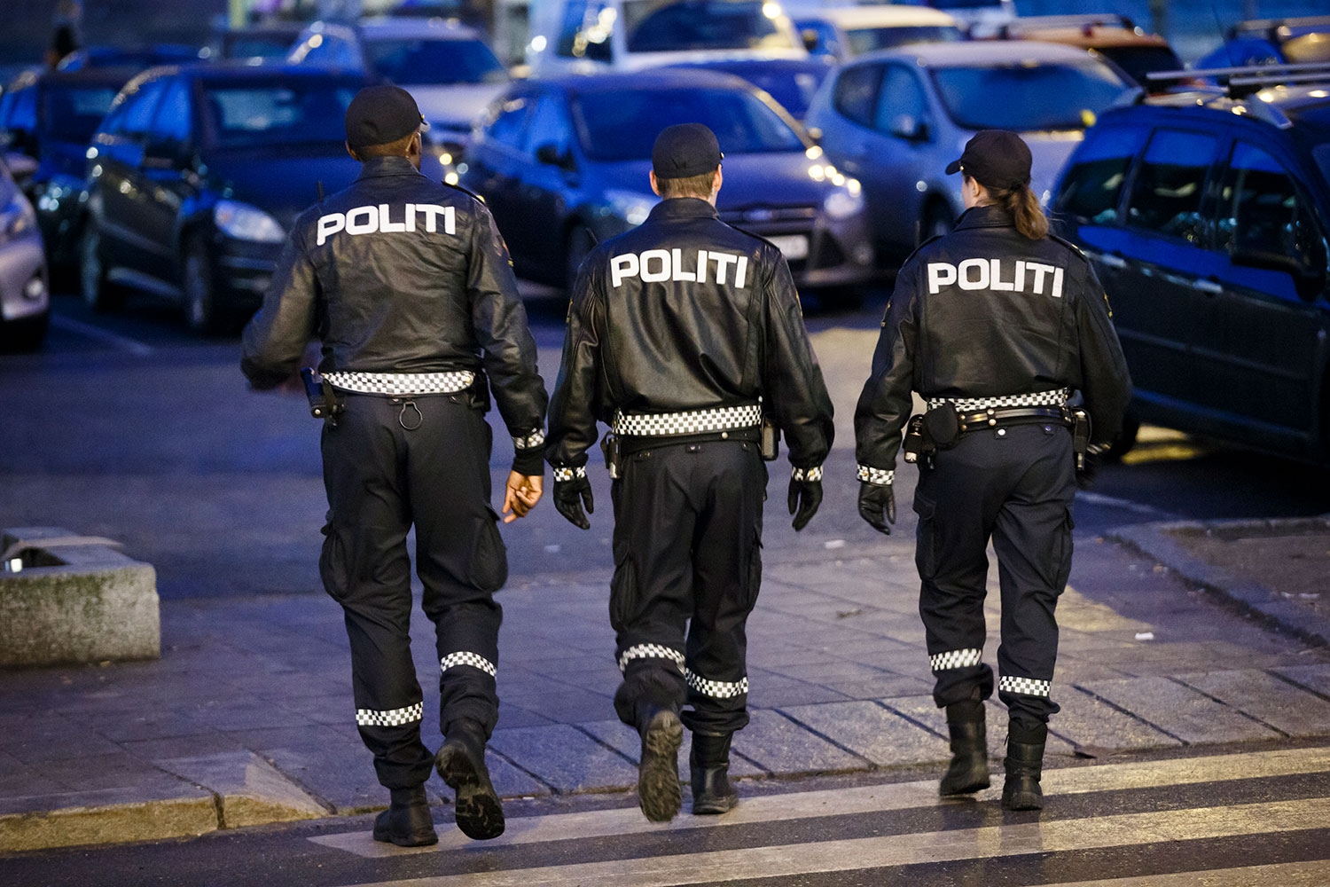 Politiets Fellesforbund mener folk er blitt holdt for narr etter at regjeringen lovet mer nærpoliti for fem år siden. Her tre politifolk som patruljerer gatene i Ski.