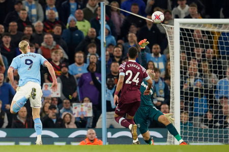 Erling Haaland gjorde ingen feil alene med Lukasz Fabianski. 