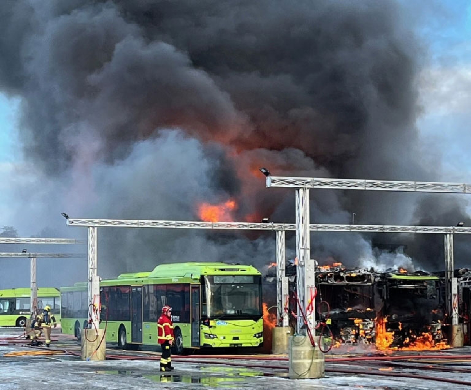 Åtte gassbusser tok fyr i Sarpsborg mandag ettermiddag. Det er spredningsfare, og brannvesenet og ansatte i busselskapet arbeider for å begrense skadene. 