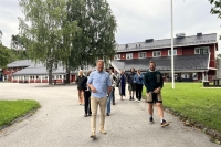 Ringerike folkehøgskole ligger idyllisk til. Her får noen av gjestene omvisning av rektor Morten Eikenes.