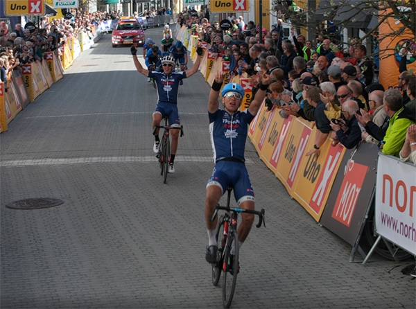 Asbjørn Kragh Andersen fra Team Trefor - Blue Water tett fulgt av lagkamerat Søren Kragh Andersen